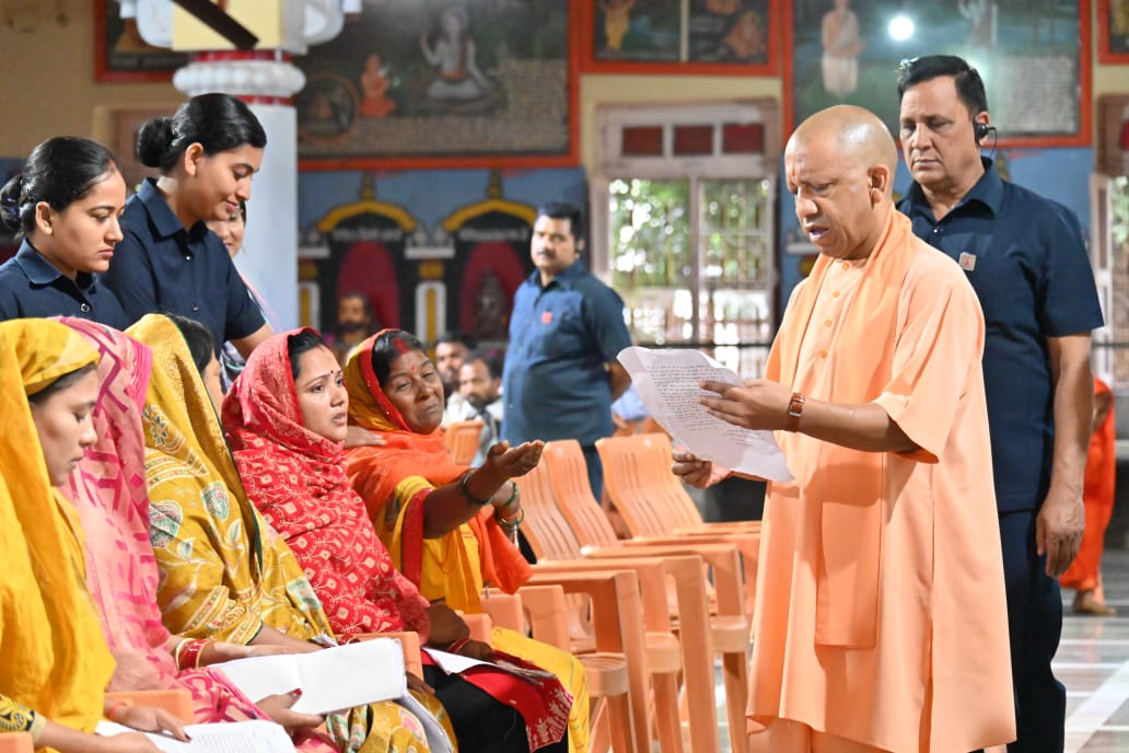 CMOfficeUP's tweet image. जन-आशाओं के सारथी, सेवा-संकल्प के प्रतीक #UPCM @myogiadityanath ने आज @GorakhnathMndr परिसर में &apos;जनता दर्शन&apos; में प्रदेश के विभिन्न जनपदों से आए लोगों की समस्याएं सुनीं।

मुख्यमंत्री जी ने संबंधित अधिकारियों को प्राथमिकता के साथ जनसमस्याओं के निराकरण हेतु निर्देश दिए।…
