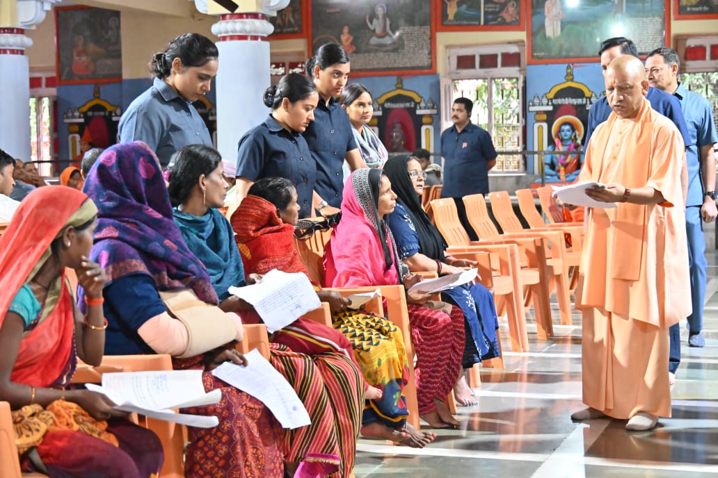 CMOfficeUP's tweet image. जन-आशाओं के सारथी, सेवा-संकल्प के प्रतीक #UPCM @myogiadityanath ने आज @GorakhnathMndr परिसर में &apos;जनता दर्शन&apos; में प्रदेश के विभिन्न जनपदों से आए लोगों की समस्याएं सुनीं।

मुख्यमंत्री जी ने संबंधित अधिकारियों को प्राथमिकता के साथ जनसमस्याओं के निराकरण हेतु निर्देश दिए।…