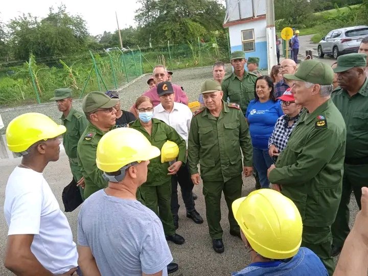 Nuestro Presidente del Consejo de Defensa Nacional, <a href="/DiazCanelB/">Miguel Díaz-Canel Bermúdez</a>, con un amplio equipo de trabajo, recorrió lugares afectados en #Guantánamo por el huracán Melissa. La voluntad de los dirigentes de la Revolución siempre ha sido estar al lado de su pueblo.
#DiazCanelEnGuantánamo