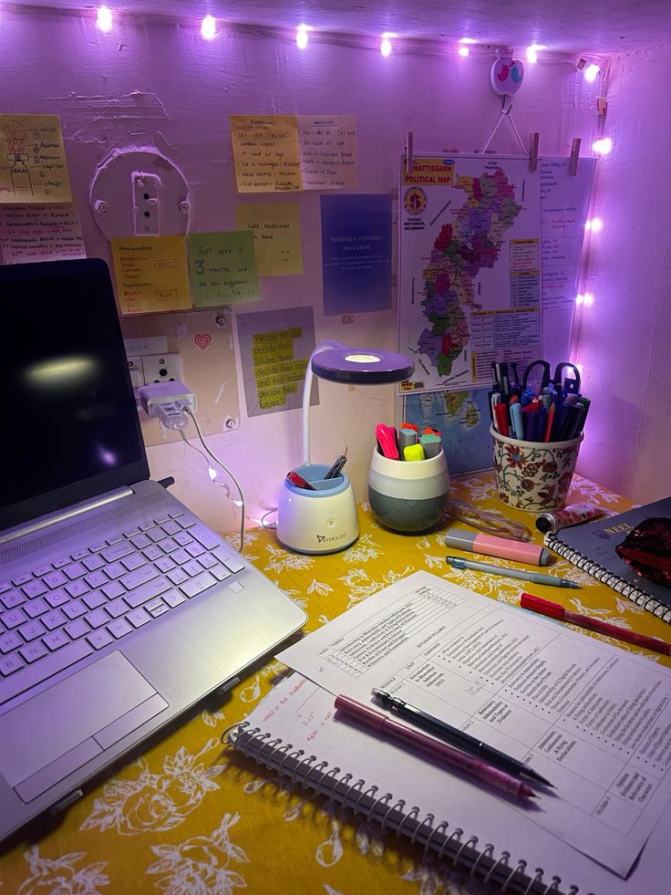 किराए के कमरे में, कुछ भी स्थायी नहीं होता। न बर्तन, न लोग, न रिश्ते।
सिर्फ़ एक चीज़ टिकती है- संघर्ष। 

~ <a href="/chayisquerajnit/">चाय, इश्क और राजनीति।</a>