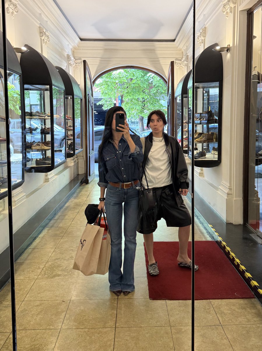 Lo hicimos con mi amiga Marti Bevilacqua!!! Acá buscando los mocasines en Guido!!!!