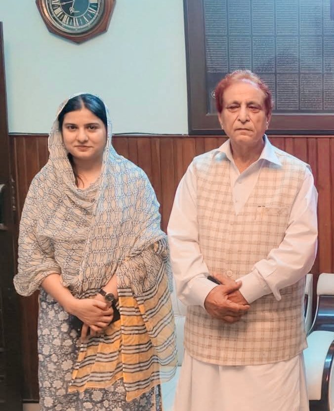 IqraMunawwar_'s tweet photo. कल रामपुर में माननीय आज़म खान साहब व उनके परिवार से विधायक भाई नाहिद हसन जी के साथ मुलाक़ात की। https://t.co/aGbkbW37RP