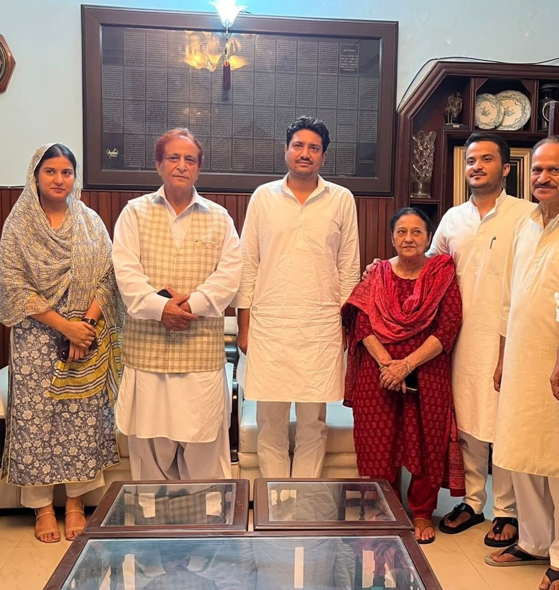 IqraMunawwar_'s tweet photo. कल रामपुर में माननीय आज़म खान साहब व उनके परिवार से विधायक भाई नाहिद हसन जी के साथ मुलाक़ात की। https://t.co/aGbkbW37RP