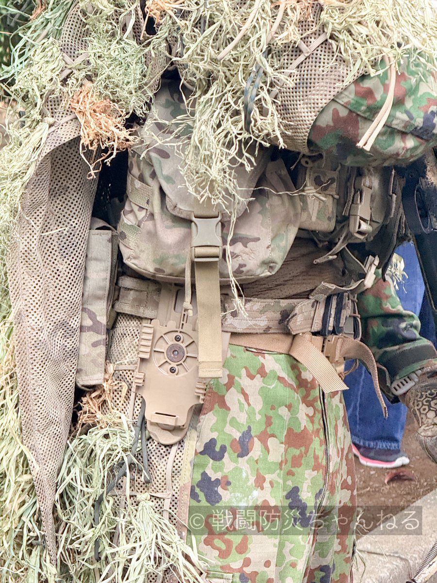 大宮駐屯地祭

対人狙撃銃を装備したスナイパーです。

胸部のベストには弾倉や風速計などを装備しているとのことです。