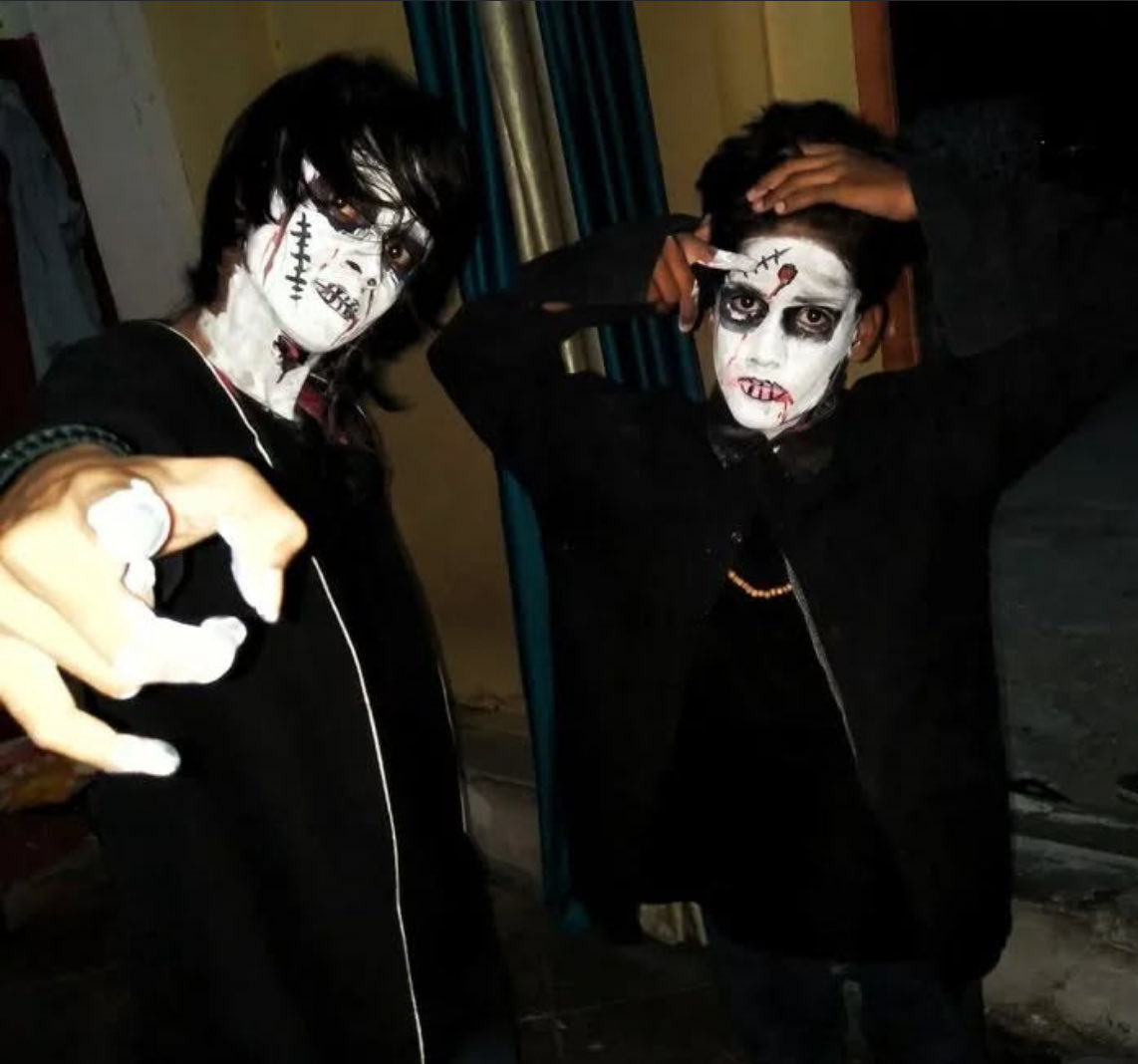 aptamboli143's tweet photo. Halloween par india me bhi bhoot banna hai kya kyuki trending chlra 🤣 #Halloween https://t.co/jitnAMOYUp