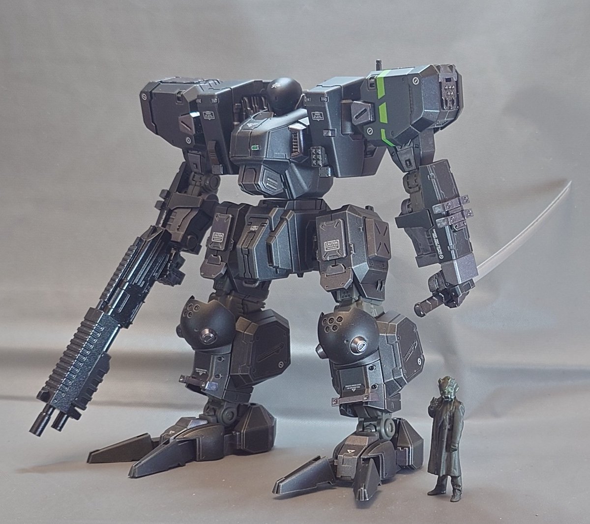 MASTER_LION_'s tweet photo. ゼニスコンテスト、情景ものを作りたいなんて当初言ってたけど全然そんな時間無く機体だけどうにかこうにかw
まぁ参加する事に意義があるって事で〜

完成品はとってもお気に入りです
1/48なので同スケールの私とも撮影
#ストラクチャーアーツ
#フロントミッション
#PIGLION https://t.co/KkB5nYqnwm