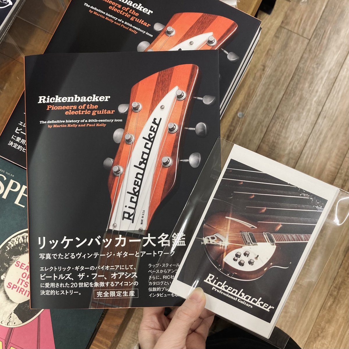 『リッケンバッカー大名鑑』
¥4,500(税込)

『フェンダー大名鑑』 (DUBOOKS)に続く待望の続編！世界で最も重要かつ影響力のあるギター・ブランドのひとつ、リッケンバッカーの壮大な物語を紐解きます。増刷なしの完全限定生産につき、気になる方はお早めにどうぞ。特典ポストカート付。