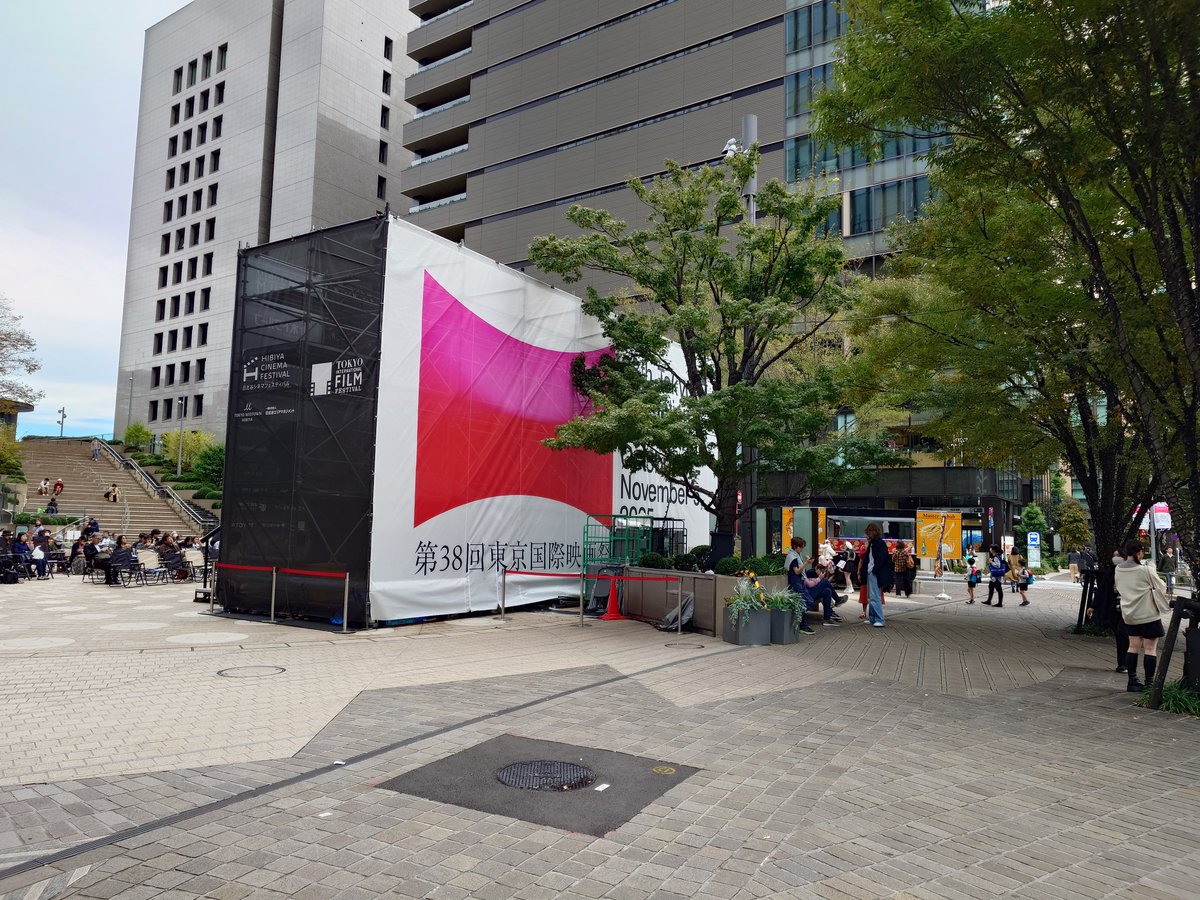 第38回 #東京国際映画祭屋外上映会『劇場版マクロスF～サヨナラノツバサ～』 上映後開催、
May’n スペシャルライブの整理券配布場所は

日比谷ステップ広場ビジョン（写真1枚目）の裏側（写真2枚目）になります。