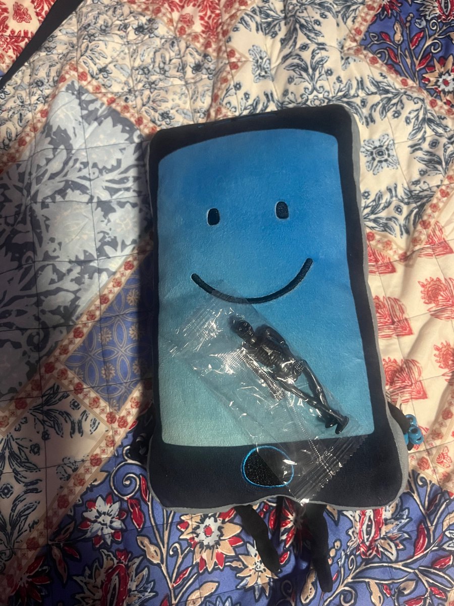 Mangodexter's tweet image. mefon loves her spooky scary skeleton <3