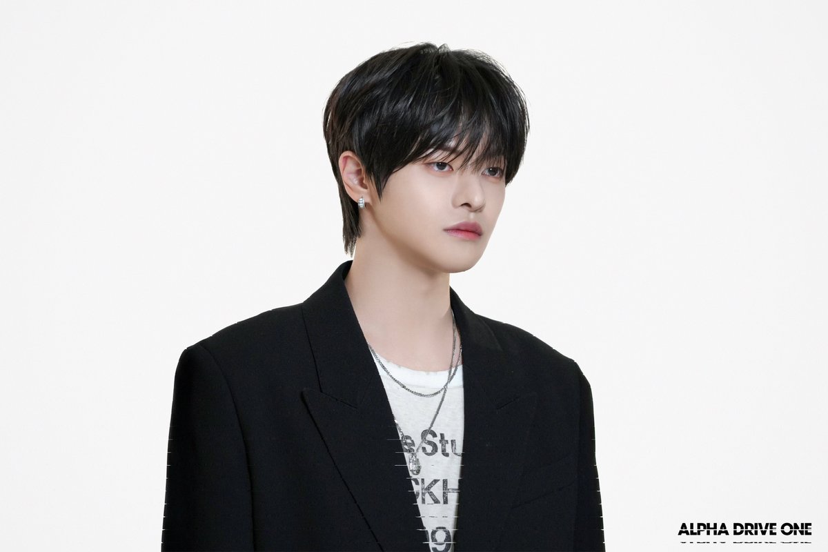 ald1plus's tweet image. [MEMBERSHIP] 251030

ALPHA DRIVE ONE (알파드라이브원) Official Profile Behind Photo — LEO (1/2) 🌟

#ALPHADRIVEONE #ALD1 #알파드라이브원