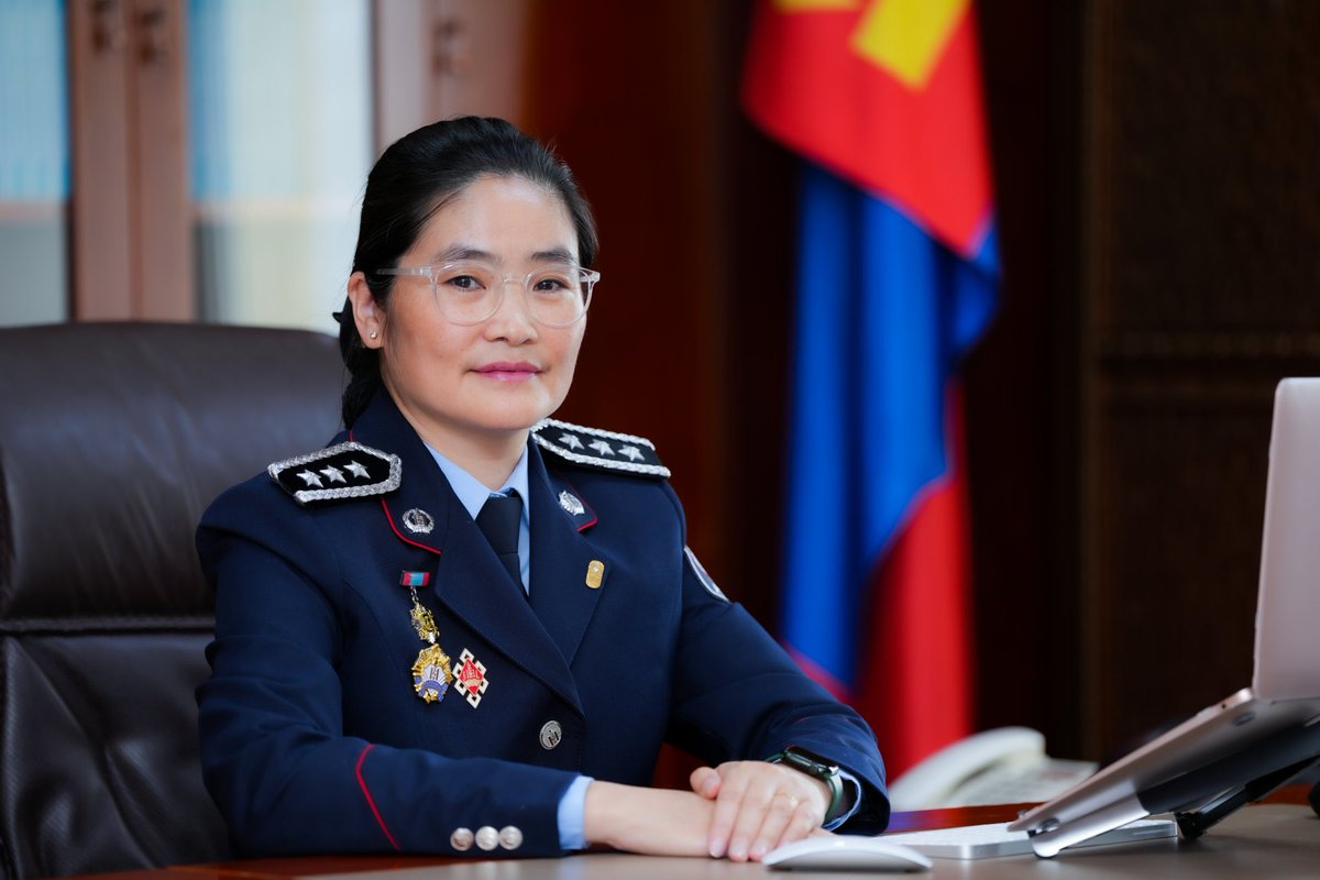 Цагдаагийн байгууллагын удирдлагын багт анх удаа эмэгтэй хүн томилогдлоо гээд жилийн өмнө л сүйд болж бсндаа. Гэтэл өнөөх хурандаа Н.Мөнхзулаа бас л албан тушаалаас нь чөлөөлчхөж. Цаг үеэ дагаад өөрчлөгдөх бус улам л ухралт хийсээр бндаа👇🏻🤦🏻‍♀️