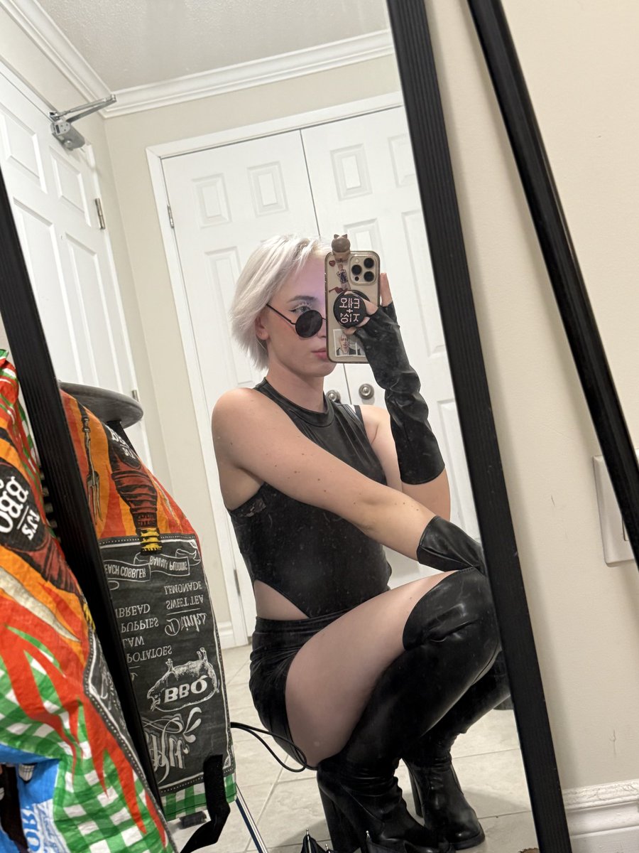 Vixscroll's tweet photo. Cunty gojo for Halloween this year guys what do we think https://t.co/ZVdWzqL5XH