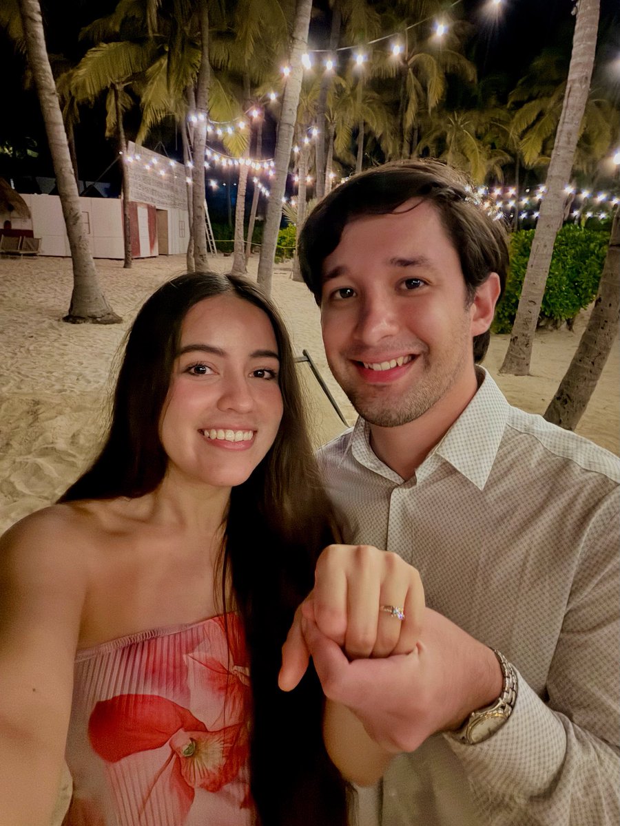 ByGudiOn's tweet photo. Ella dijo que si ❤️💍 por una vida juntos y por nuestro amor verdadero, te amo muchísimo 🥰❤️🎉🌟 https://t.co/6ETXPok6Tc