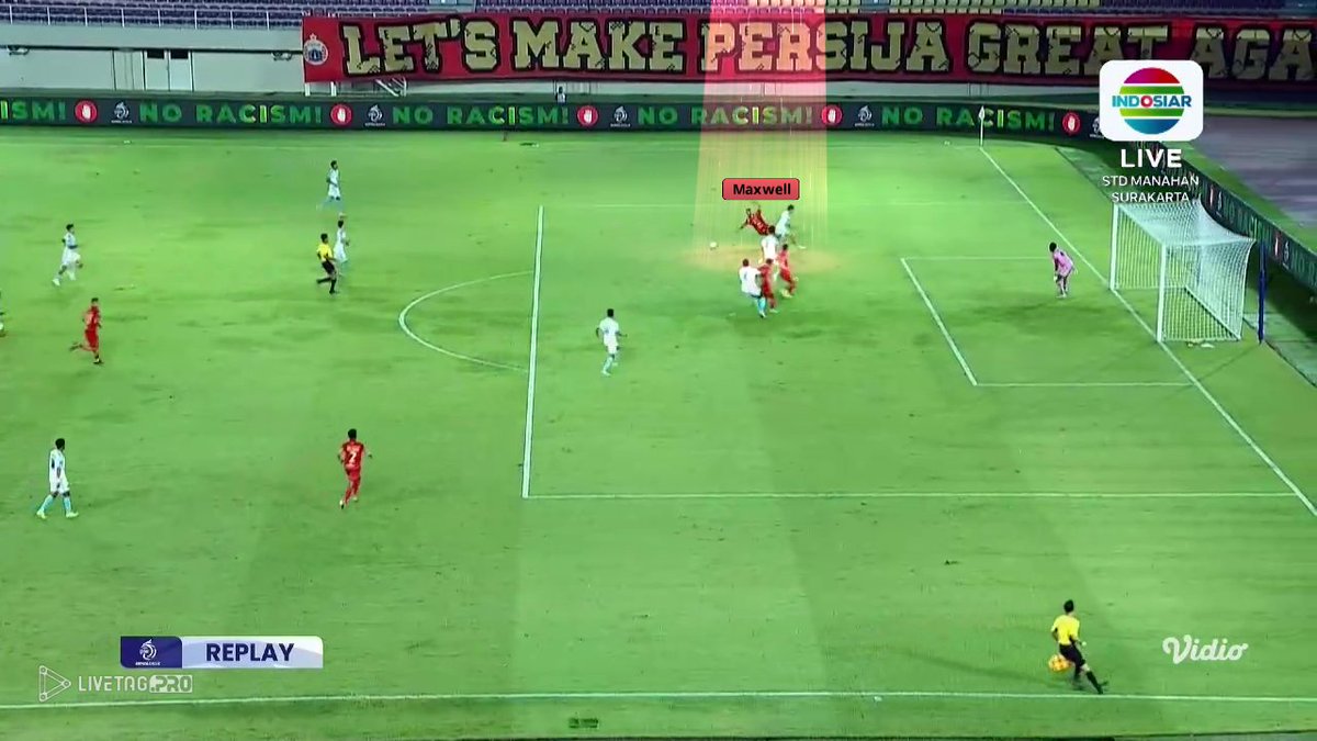 🔴 Dari awal, Persija mencoba mengeksploitasi ruang di belakang pertahanan PSBS.

Maxwell khususnya banyak melakukan pergerakan ini dari sisi kiri/tengah — dengan salah satunya berhasil menjadi penalti.