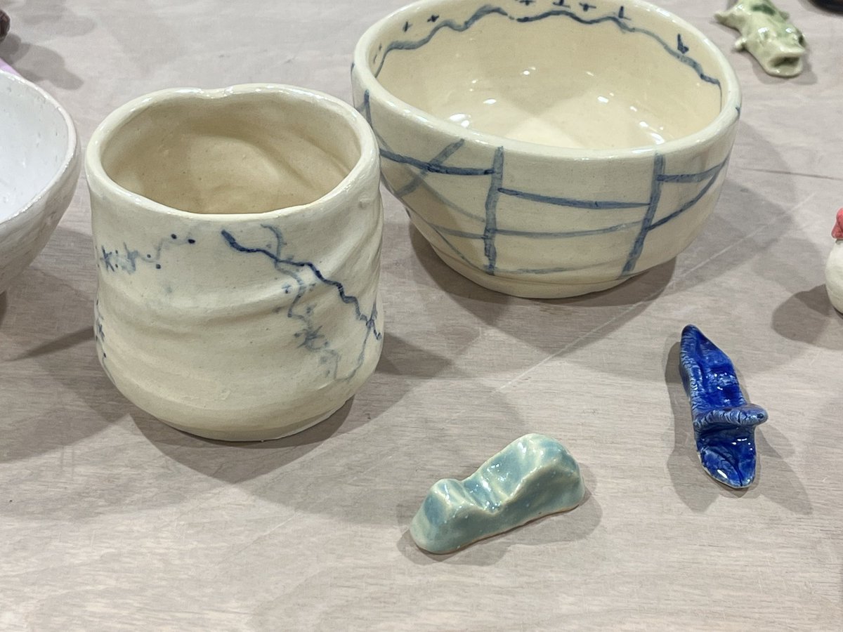 mist_drops's tweet photo. ちなみにこれ、左から湯のみの失敗作、私の中では最高に上手くできた山の箸置き、抹茶碗の失敗作、わにの箸置きの失敗作 https://t.co/chXVLgiMBo