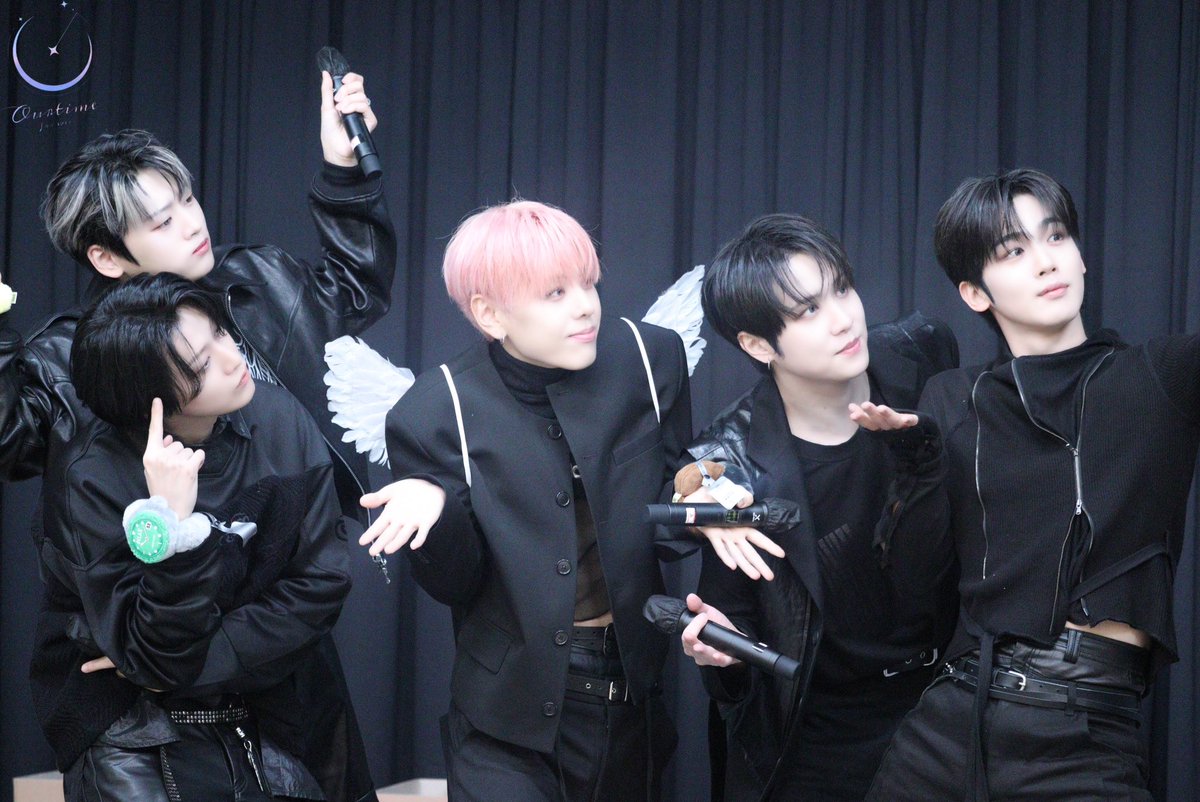 251031 케타포

할로윈 날의 위아이 🎃🦇🕸

#위아이 #WEi #장대현 #김동한
#유용하 #김요한 #강석화