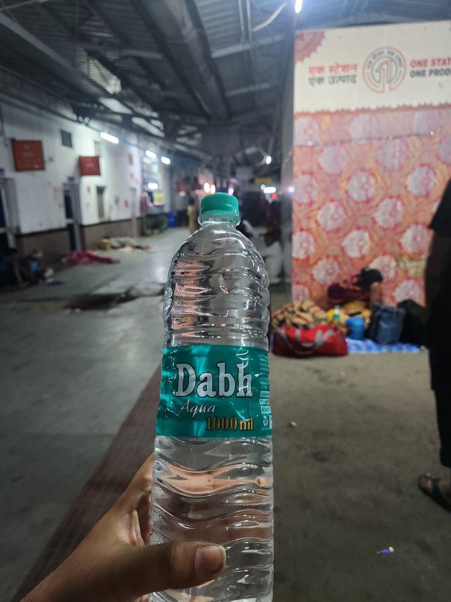 prashantm134's tweet photo. @IRCTCofficial @RailwaySeva गोरखपुर मंडल में भटनी रेलवे स्टेशन पर खुलेआम यह नकली पानी #Dabh बेचा जा रहा है. रेल नीर मांगने पर साफ मना कर दिया गया कि यहां नहीं मिलेगा. सभी वेंडर के यहां मैंने ढूंढा किसी के पास रेल नीर नहीं था.वेंडर बदतमीजी से बात कर रहे थे@RailMinIndia #railneer https://t.co/SzAB9dXYGR