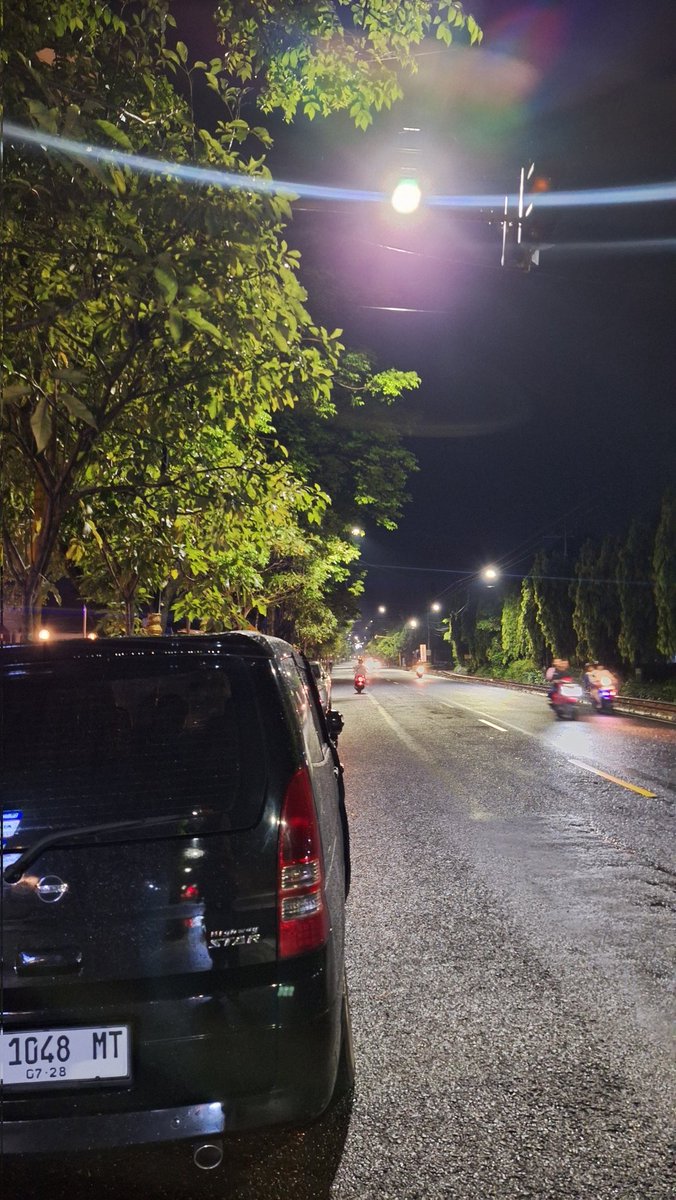 Daffafoo's tweet photo. kunjungan kerja kali ini ke madiun, sempet mikir "enak juga yaa di madiun kotanya sepi", tapi balik lagi "nang suroboyo ae enak onok arek arek masio arek arek kyk taek kabeh" https://t.co/CfIJnC0ZaY