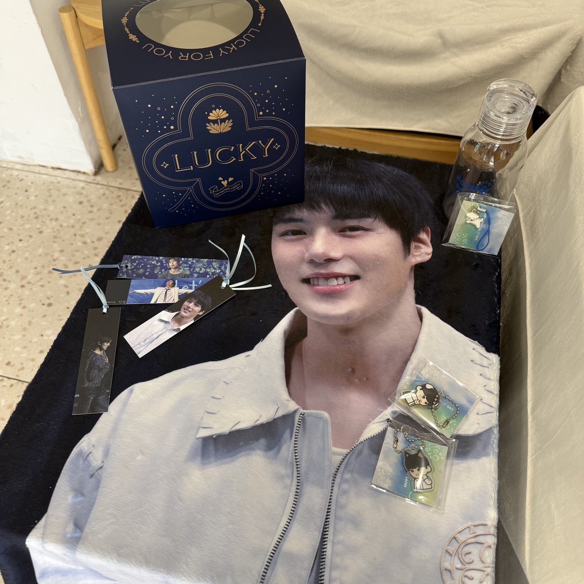 ddk_MPA's tweet photo. 지금부터 럭키드로우 이벤트 시작하겠습니다.
다양하게 많이 준비했으니 쉬러 오세요~💙

🐋
#나의_바다_민혁에게
#민혁으로_가득_찬_전시
#HBD_MINHYUK https://t.co/WD5mlRlFye