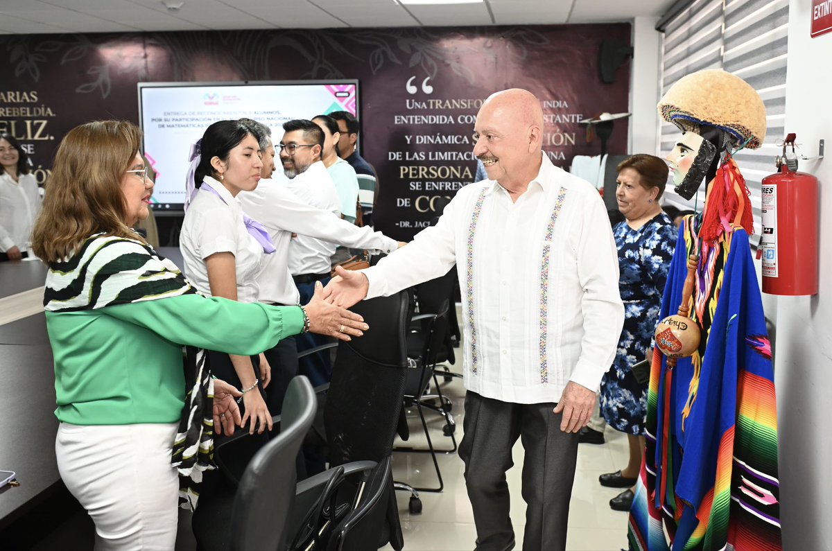 Hoy acompañé a nuestro secretario de Educación, Lic. Roger Mandujano Ayala,  en la entrega de reconocimientos a los alumnos que destacaron en el Concurso Nacional de Matemáticas. Sin duda, la política de nuestro gobernador <a href="/ramirezlalo_/">Eduardo Ramírez</a>, será motor para el desarrollo de Chiapas.