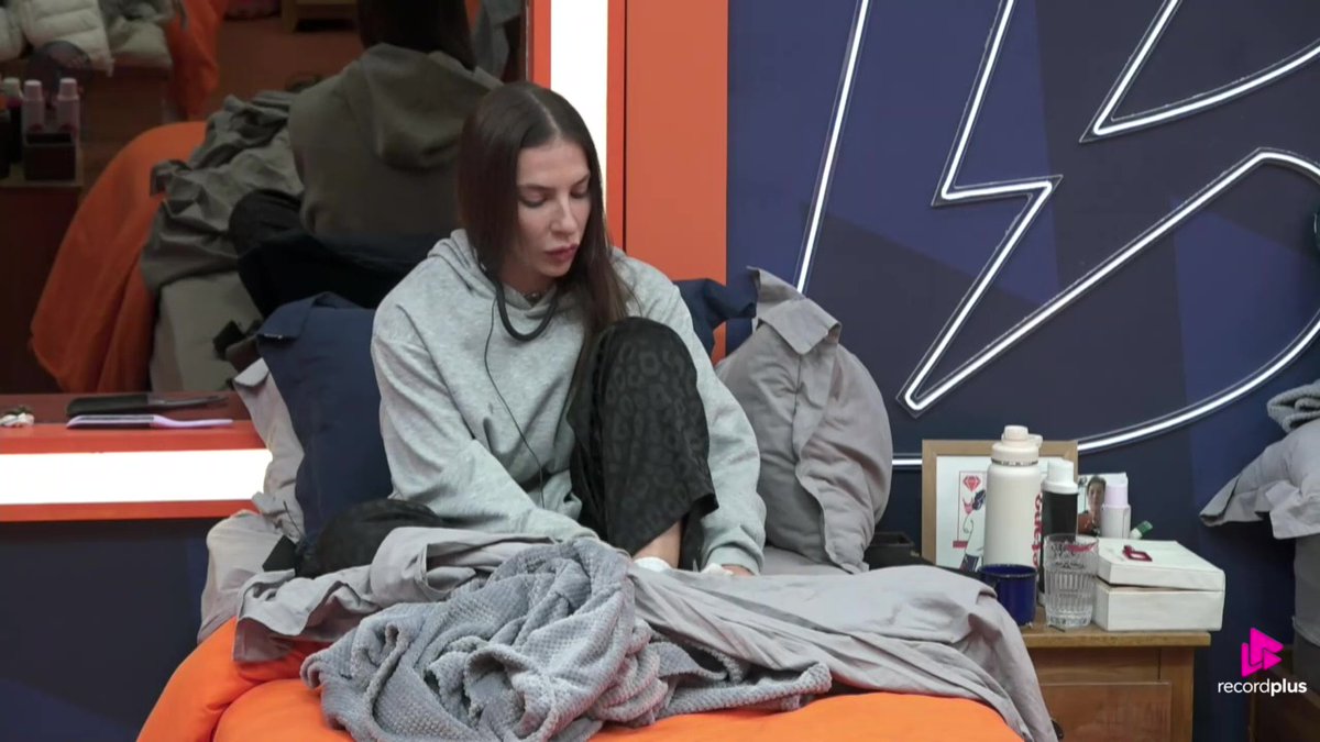 junogueirajc's tweet image. Martina está de volta à sede #AFazenda