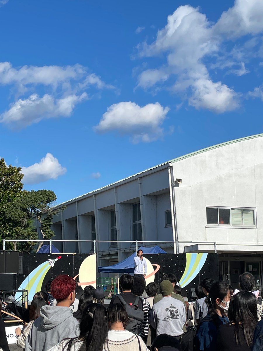KOSENFESTA's tweet photo. 現在メインステージにて VOCAL NO.1 開催中です❗️
#鈴鹿高専 #高専祭 #KOSENFESTA #ORBIT https://t.co/CFf7dwinpQ