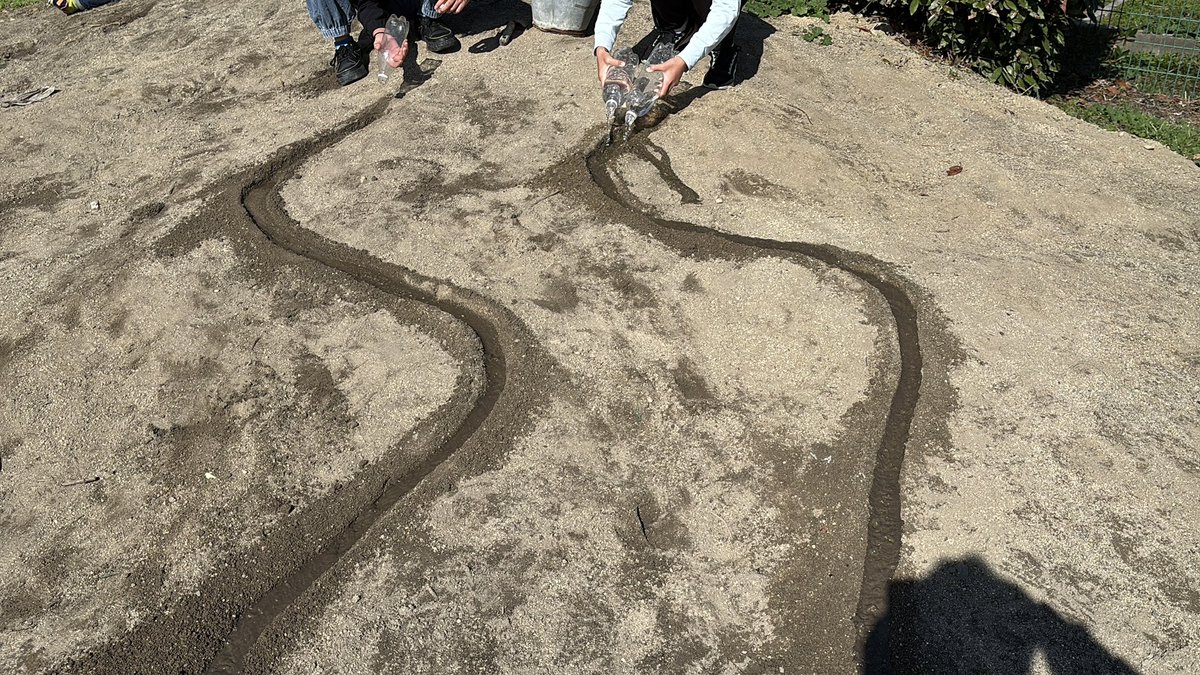 crm_i0's tweet image. 平日、5年生と。
休日、5歳と3歳と。
おんなじようなことしてるな。笑
おすなあそびってどの年代も楽しいよね〜