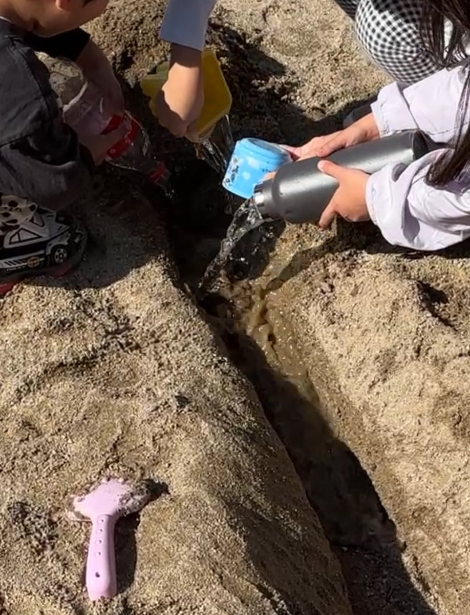 crm_i0's tweet image. 平日、5年生と。
休日、5歳と3歳と。
おんなじようなことしてるな。笑
おすなあそびってどの年代も楽しいよね〜