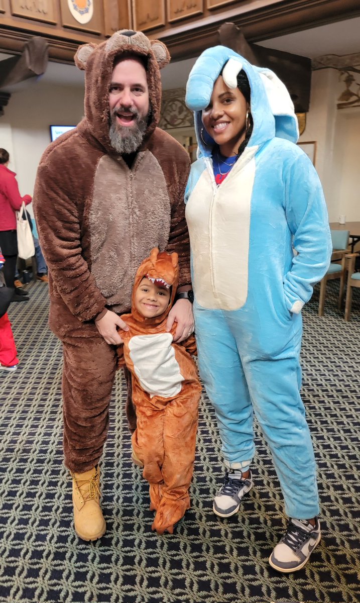 DubDotDUBBY's tweet image. I tell my son bed time stories about a Golden T Rex that protects a castle with his hero partners Blue Elephant and Jackson the Bear. Naturally we had to be this squad for Halloween 💛💛