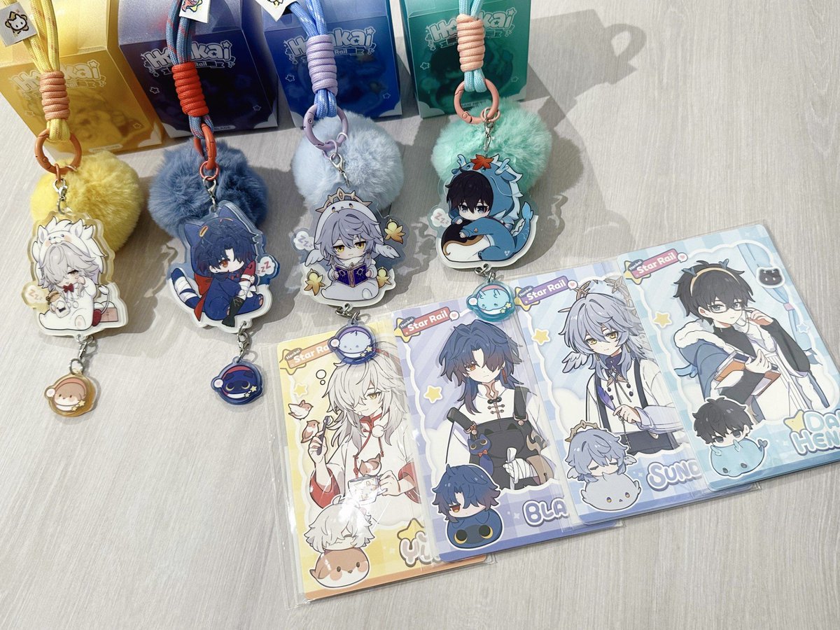 《商品紹介》#崩壊スターレイル
男子寮シリーズ ちびキャラアクリルキーホルダー

デフォルメのイラストに、もふもふのストラップ付きでとってもかわいい💞

また本日より、 崩壊スターレイル関連商品ご購入2000円ごとに特典チェキ風カードを1枚プレゼントしております🎁