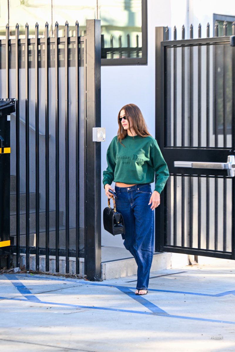 30 de outubro: Hailey Bieber deixando a JH Minassian &amp; Co. em West Hollywood, Califórnia.

Confira mais em: portalhaileybieber.com.br/galeria/thumbn…