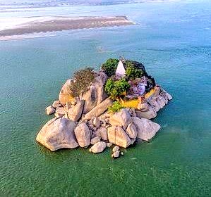 Biharology's tweet image. 🔘Bihar Special: प्रसिद्ध धार्मिक स्थल🔘

🛕अजगैवीनाथ मंदिर 

🔹 अजगैवीनाथ मंदिर भगवान शिव का एक मंदिर है, जो बिहार के भागलपुर जिले के सुल्तानगंज में स्थित है। 

🔹इस मंदिर में भगवान शिव स्वयंभू रूप में विद्यमान हैं, अर्थात शिवलिंग की उत्पत्ति स्वयं हुई है। 

🔹यह मंदिर एक चट्टान…