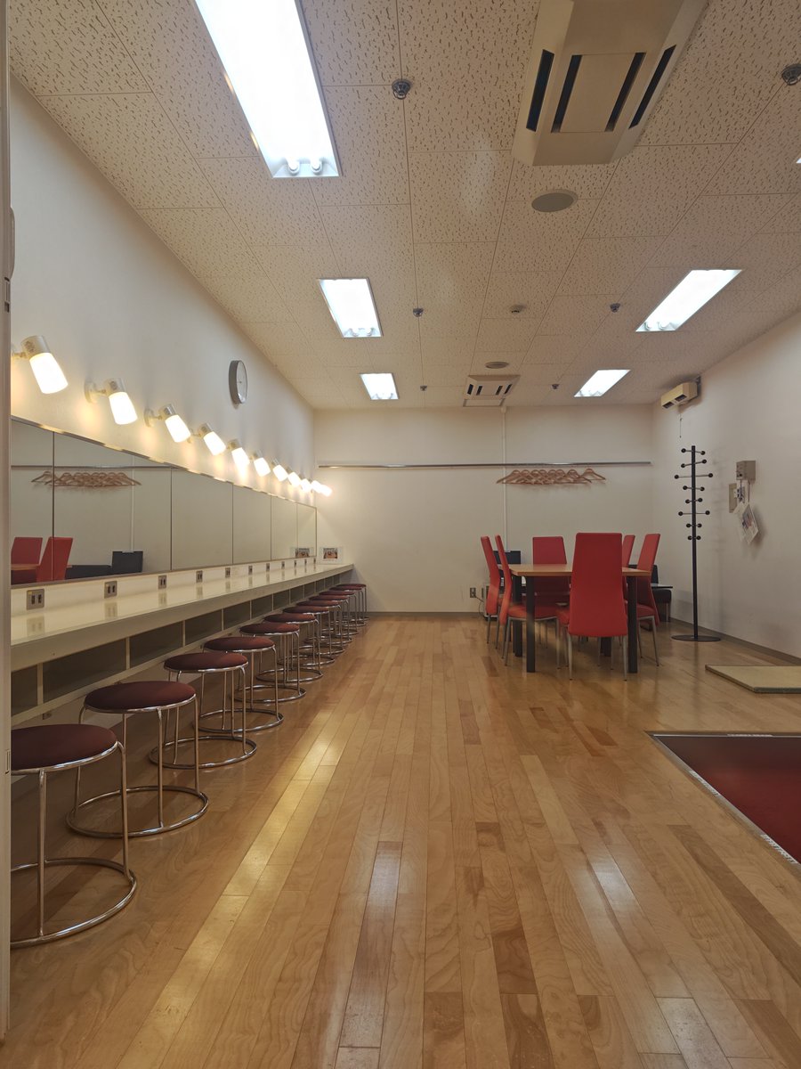 b_kaikan's tweet photo. 【高崎市文化会館楽屋リニューアル】 
高崎市文化会館ホールの第２・３楽屋をリニューアルしました。 靴を履いたまま便利にお使いいただけるようになりました。従来通り和室仕様でもお使いいただけます。 是非ご利用くださいませ。 https://t.co/71LSKCJ1zI