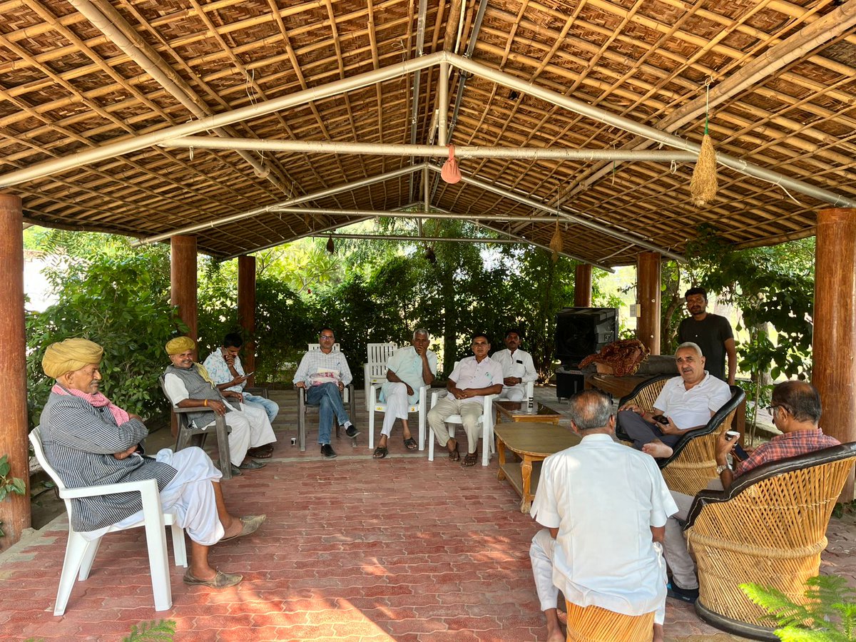 आज सिवाना निज निवास पर आयोजित जनसुनवाई कार्यक्रम में देवतुल्य जनता से आत्मीय भेंट की, उनकी समस्याओं को सुना तथा उनके निवारण हेतु संबंधित अधिकारियों को आवश्यक दिशा निर्देश दिए। 

<a href="/BhajanlalBjp/">Bhajanlal Sharma</a> <a href="/BJP4India/">BJP</a> <a href="/BJP4Rajasthan/">BJP Rajasthan</a>

#HameerSinghBhayal #Siwana #BJP4IND #BJP4Rajasthan