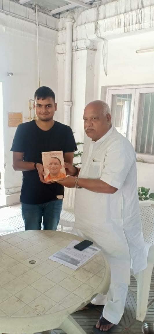 monupathak1's tweet photo. आज आपके जन्मदिन पर सादर चरण स्पर्श कर रहा हूं आदरणीय बाबूजी श्री @LalluSinghBJP जी। आप हमेशा स्वस्थ रहें, आपका आर्शीवाद, आपका स्नेह, आपका मार्ग��र्शन मुझे हमेशा मिलता रहे।🙏🏼
@highlight https://t.co/xTqShqP5Ur