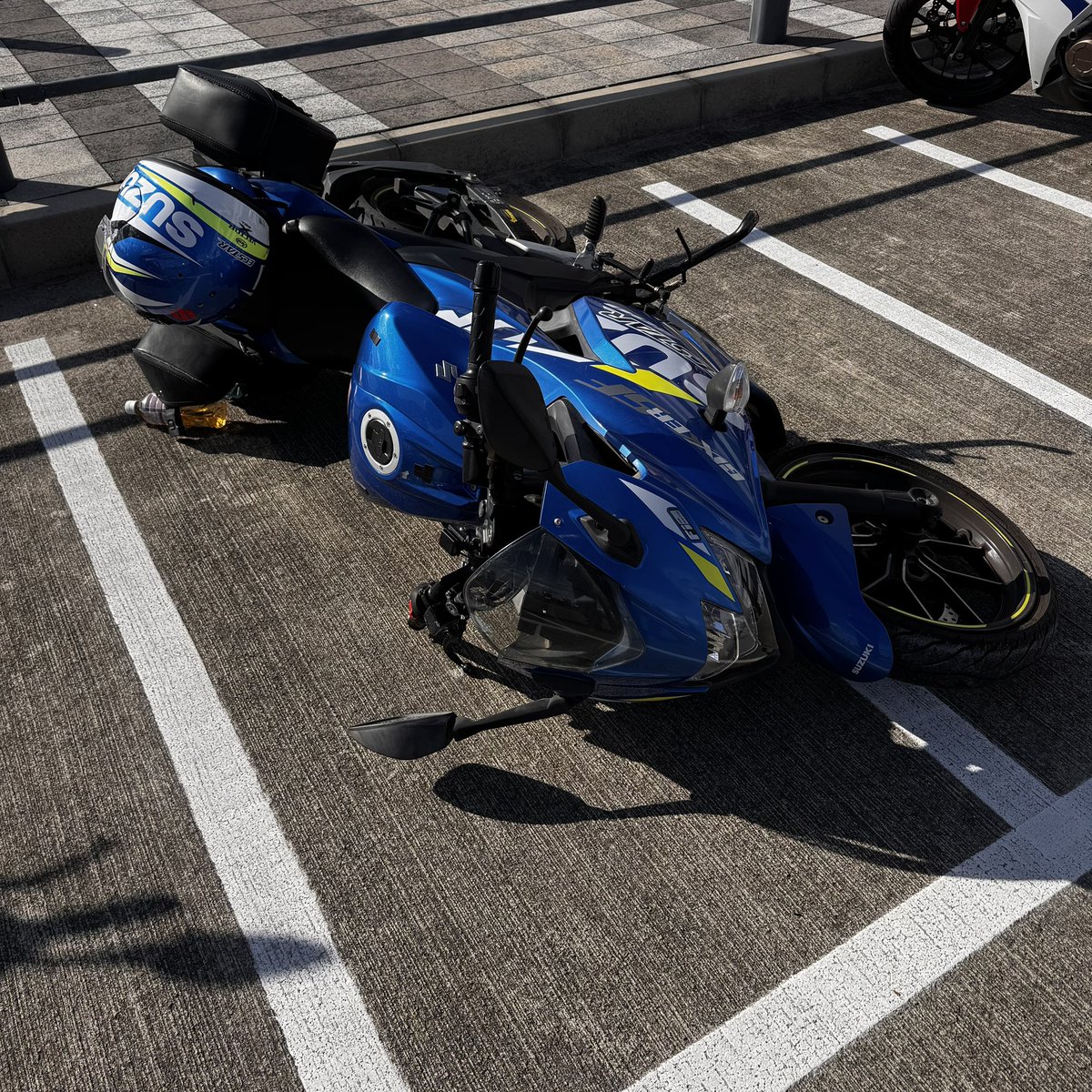 Aich Sky Expoのバイク駐車場に着いたんだけど、バイク倒れとるよ。
燃料は漏れて無さそうなので大丈夫だと思うけど、バッテリーとか、横置きOKじゃないやつだと漏れてくるかも。

拡散したら本人に届くかなぁ。
#AichSkyExpo
#バイク転倒