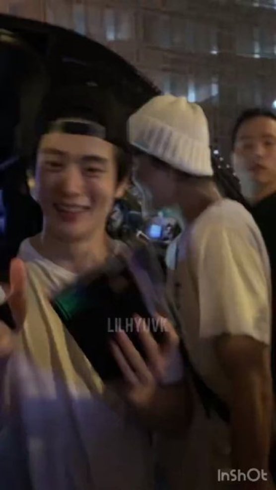 Jaehyun signing albums aw