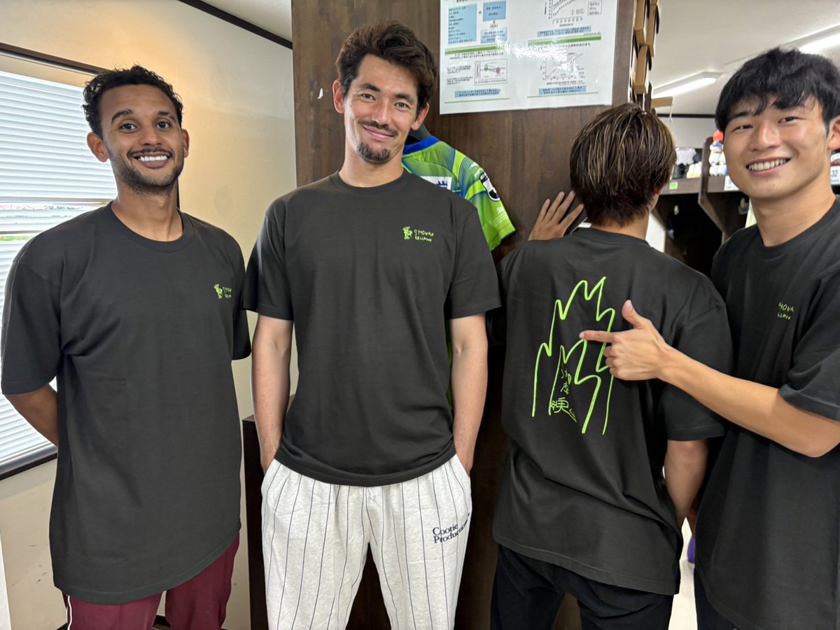 bellmare_staff's tweet image. ／
11月8日（土）新潟戦
「湘南魂」チャリティーTシャツ販売👕✨
＼

#玉木結人 選手が想いを込めてデザインしたチャリティーTシャツを、100枚限定で販売いたします💚💙
早速選手たちも着用😊

詳細はこちら📝
bellmare.co.jp/380817

#bellmare #TEAMMATES