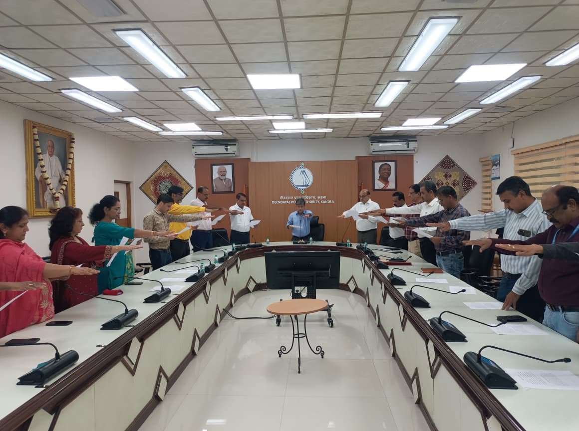 Deendayal_Port's tweet image. Shri Sushil Kumar Singh, IRSME, Chairman DPA, along with Team DPA, undertook the pledge on the occasion of Rashtriya Ekta Diwas, paying homage to Sardar Vallabhbhai Patel, the Iron Man of India. 🇮🇳

#RashtriyaEktaDiwas #SardarPatel #NationalUnityDay #DPA #KandlaPort