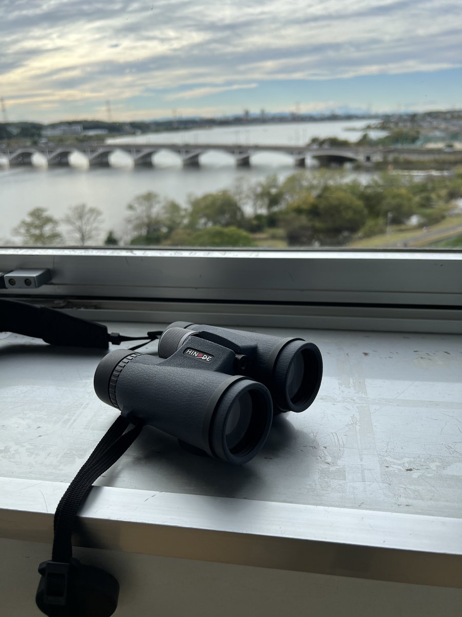 REkuJvABRk3Amxm's tweet image. 日本望遠鏡工業会さんのブースに行ったら私のヒノデちゃんのレンズを職人さんが丁寧に拭いていただけちゃいました！

拭いた後に職人さんが覗いて「良い双眼鏡だ…このメーカーを選ぶのは凄い」とお褒めいただきました🤣

見え味超スッキリ！Zeissにも負けないぞ〜！😁