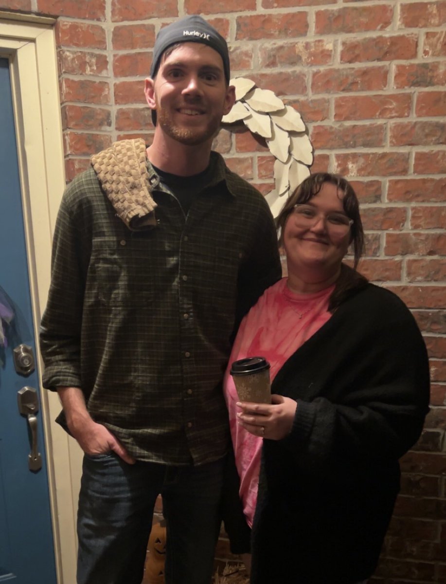 kenirubes's tweet image. coffee coffee coffee ☕️🍂 happy halloween from luke and lorelai !!!