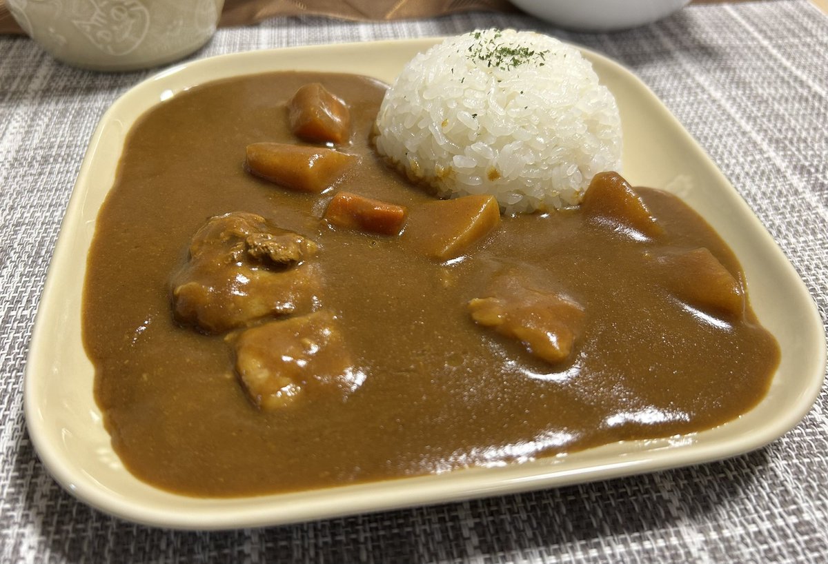 Kvb4S's tweet photo. セラミック藍様
@ceramic_ai_
猫三兄弟プレートセットをいただきました🐱🐾✨
暖かみのあるかわいいデザインにほっこり🍀 カレーを盛りつけ🍛💕 猫ちゃんがルーの下に隠れちゃってごめんね🙏
グラタン皿、マグカップの猫ちゃんにも癒されてます🐈💫🐾💖
ありがとうございました✨
#sweetsの当選報告 https://t.co/497wsLzeEG