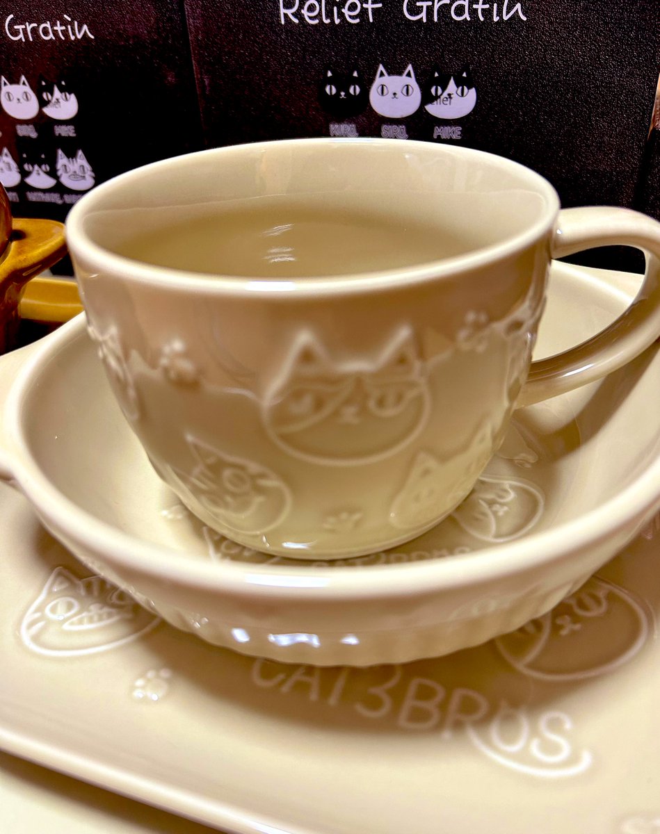 Kvb4S's tweet photo. セラミック藍様
@ceramic_ai_
猫三兄弟プレートセットをいただきました🐱🐾✨
暖かみのあるかわいいデザインにほっこり🍀 カレーを盛りつけ🍛💕 猫ちゃんがルーの下に隠れちゃってごめんね🙏
グラタン皿、マグカップの猫ちゃんにも癒されてます🐈💫🐾💖
ありがとうございました✨
#sweetsの当選報告 https://t.co/497wsLzeEG