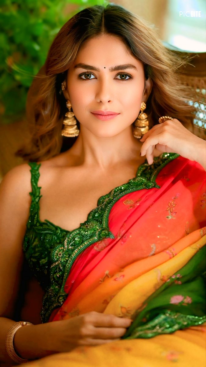 PicBite's tweet photo. Mrunal Thakur https://t.co/dNHYWJSZ7d