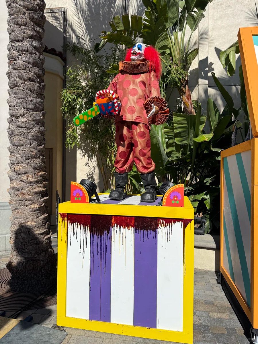 For those of us who are timid, inexperienced, but love to have fun, I highly recommend just buying a regular daytime ticket. The Halloween decorations in the sunlight are cute and perfect for taking photos 📸, and you can also sneak in a taste of the spooky atmosphere beforehand.