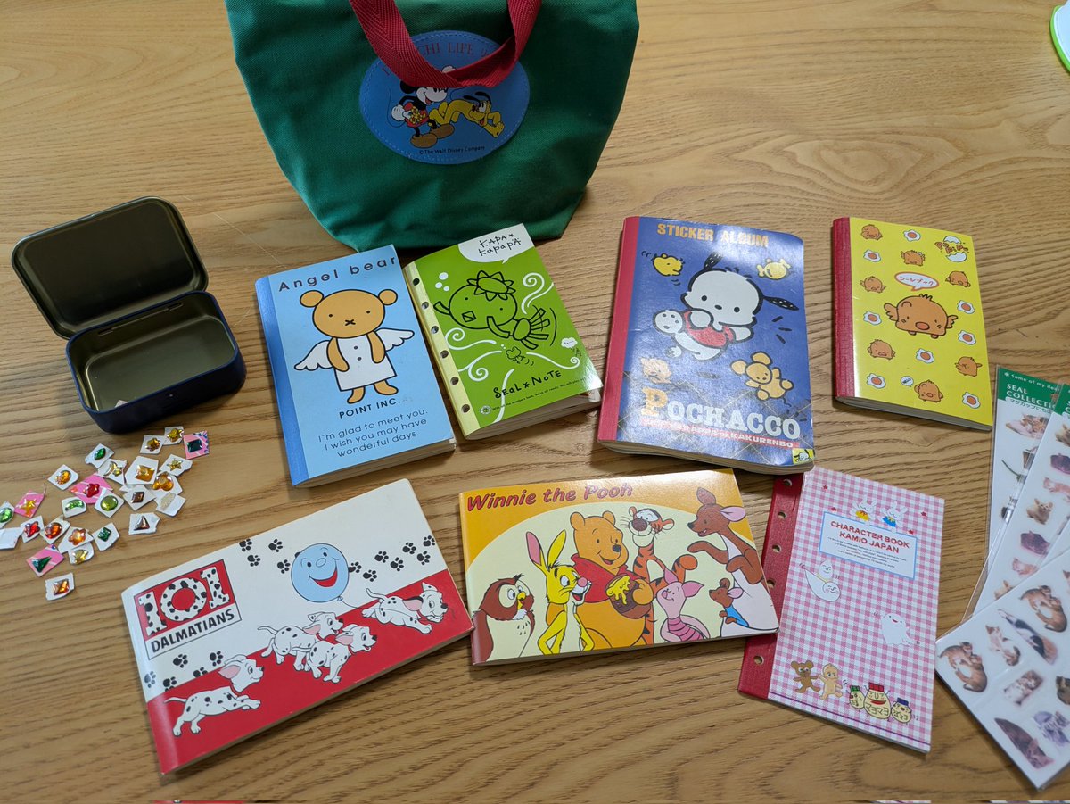 morizo_h's tweet photo. シール帳がまた流行ってるとのことで実家を捜索たら現役小学生のころのシール帳出てきたのやばい。なんなら幼稚園の時のピアスシールも出てきた。正気か。娘に譲渡することになるとは思わんかったww転写するぷくぷくシールって今ないのかなー。 https://t.co/zwpDlbtN6A