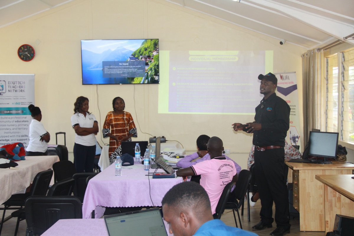 EduTechTrsNet's tweet image. 🎶Transforming Education, #1ClickAtaTime! Great thanks to all educators who made it to Jinja College for Day 1 yesterday! Day 2 loading...