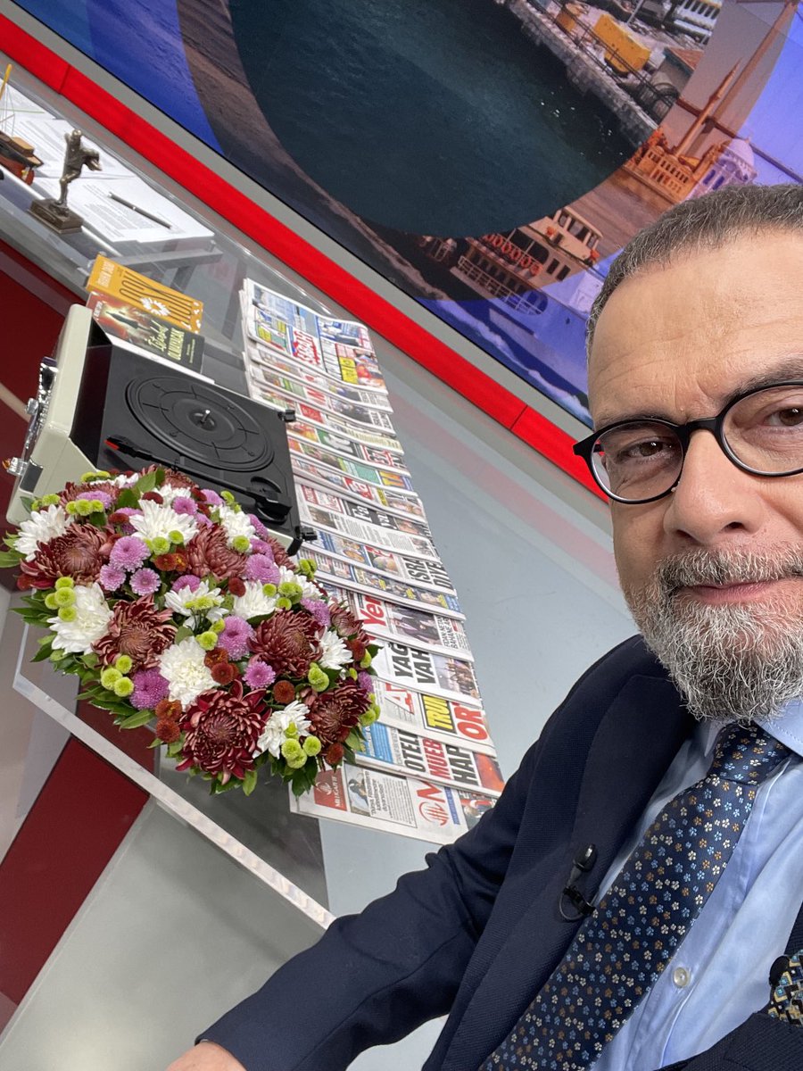 1 Kasım cumartesi sabahında masamızdaki çiçeğimizle birlikte biz de hazırız.
 8:30’dan itibaren gündemi ve hayat üzerine notlarımızı paylaşmak için sizi de aramıza bekliyoruz.
Günaydın..
☀️👍📺☕️🐈
⁦<a href="/atvdeHaftasonu/">atv'de Hafta Sonu</a>⁩