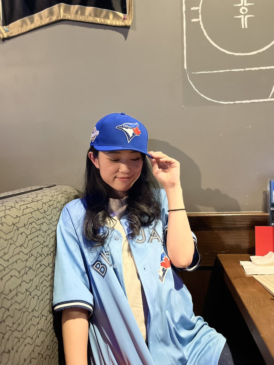 peterpairi's tweet photo. 昨日のgigでハロウィンは満喫（今年はドロシー🎃）したので、今日はBoston PizzaでJaysを応援してきた💙⚾️
明日のGame 7どうなるのか…🥺 https://t.co/ukdjfr6405