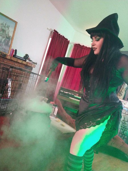 Buy me a gift or I'll harvest you for potion ingredients! throne.com/janejudge/wish…